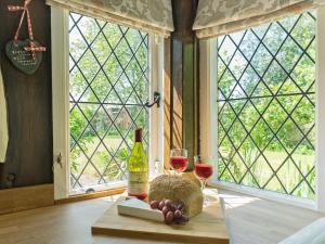 un tavolo con una bottiglia di vino e due bicchieri di Manor Cottage a Eckington Altre 15 foto