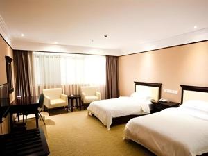 une chambre d'hôtel avec deux lits et un bureau dans l'établissement Kui Chong Holiday Hotel, à Tongshi 141 autres photos