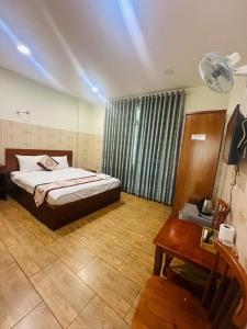 Postel nebo postele na pokoji v ubytování Dũng India Hotel