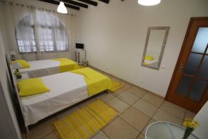 una camera da letto con un grande letto con lenzuola gialle di Vivenda Atlântida a Ponta Delgada