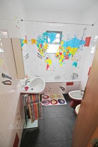 un bagno con una mappa del mondo sul muro di Vivenda Atlântida a Ponta Delgada Altre 31 foto