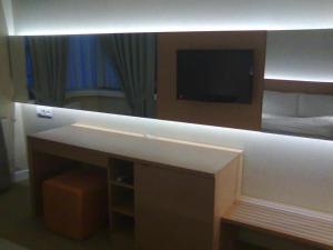 A television and/or entertainment centre at Sahinbey Hotel