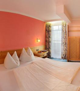 Een bed of bedden in een kamer bij Hotel Hubertus