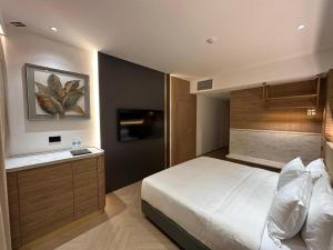 Кровать или кровати в номере Grand City Hotel +81 фотография
