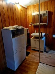 a kitchen with a counter and a sink in it at 2- Zimmer Wohnung in zentraler Lage in Stadtoldendorf in Stadtoldendorf