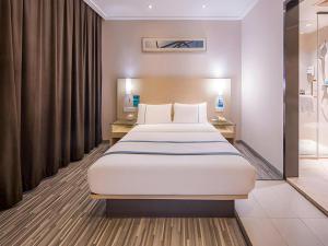 una habitación de hotel con una cama y un baño en City Comfort Inn Nanning Qingxiu Wanda Dongge Road Metro Station, en Nanning 77 fotos más