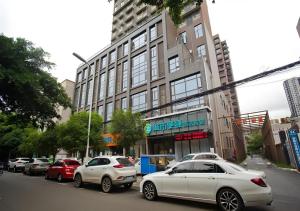 a group of cars parked in front of a building at City Comfort Inn Deyang Wenmiao Square Gymnasium in Deyang