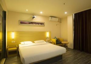 Postel nebo postele na pokoji v ubytování City Comfort Inn Huanggang Luotian Qiaonan + 98 fotografií