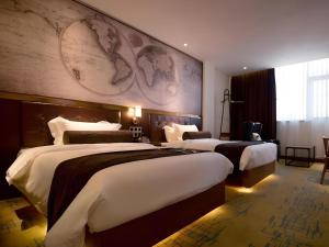 Cette chambre comprend deux lits et un grand mur. dans l'établissement James Joyce Coffetel Xuzhou Feng County Huadi Street, à Feng 43 autres photos