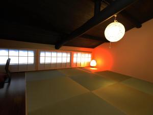Postel nebo postele na pokoji v ubytování 京一軒町家 さと居 鉄仙 SATOI TESSEN Omiya-Gojo