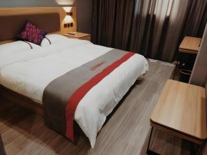 a hotel room with a large bed in a room at Jun Hotel Henan Sanmenxia Dennis Plaza in Sanmenxia +54 photos