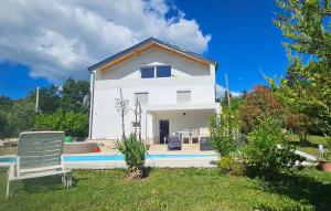 Bazén v ubytovaní Cozy Home In Hrvace With Jacuzzi alebo v jeho blízkosti