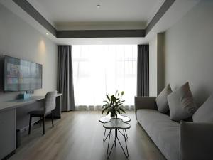 TV a/nebo společenská místnost v ubytování Lano Hotel Anhui Huainan Tianjia'an Banshan Jiayuan
