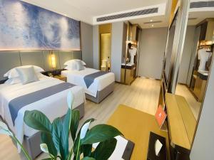 Кровать или кровати в номере Green Tree Inn Tianjin Dongli District Airport Free Trade Zone