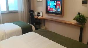 Postel nebo postele na pokoji v ubytování Green Tree Inn Fuyang Funan County Tianzhu Square