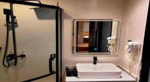 une salle de bain avec un lavabo blanc et un miroir dans l'établissement Green Tree Inn Express Anhui Bozhou Mengcheng County Chengnan New District, à Zhuangzhou 81 autres photos