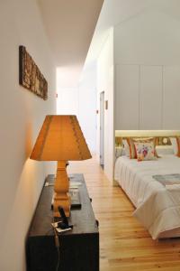 a bedroom with a bed and a lamp on a table at Aldeia do Priolo in Nordeste