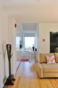 a living room with a couch and a table at Aldeia do Priolo in Nordeste