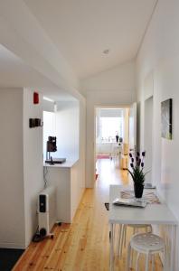a kitchen and living room with a table and stool at Aldeia do Priolo in Nordeste