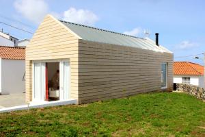 a small house with a pitched roof at Aldeia do Priolo in Nordeste