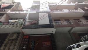 Una vista aérea de un edificio con escaleras y una puerta. en Hotel O Keshav Guest House, en Nueva Delhi