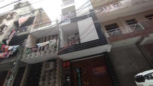 Un edificio con ropa colgada en un tendedero. en Hotel O Keshav Guest House, en Nueva Delhi