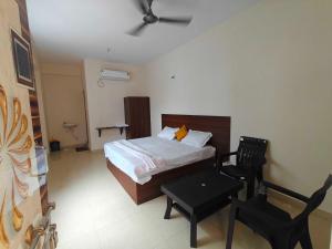 Ένα ή περισσότερα κρεβάτια σε δωμάτιο στο Hotel O Shabari Heights Luxury Abode AC Rooms SR Nagar Metro Station