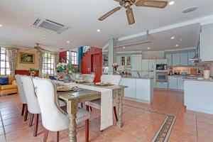 eine Küche und ein Esszimmer mit Tisch und Stühlen in der Unterkunft Villa Italia in Ban Nong Chaeng