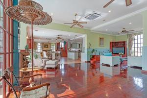ein großes Wohnzimmer mit einem Deckenventilator in der Unterkunft Villa Italia in Ban Nong Chaeng