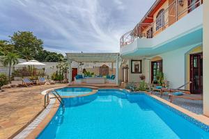 ein Swimmingpool vor einem Haus in der Unterkunft Villa Italia in Ban Nong Chaeng