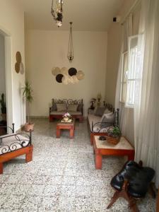 Posezení v ubytování Beyt Amchit + 4 fotografie