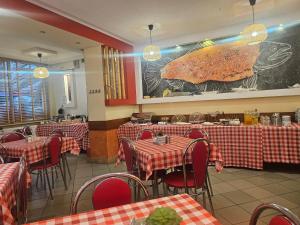 een restaurant met rode en witte tafels en stoelen bij "Hel" Wieniec Zdrój in Włocławek