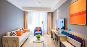 a living room with a couch and a table in a room at LANOU Hotel Henan Luoyang Wanda Plaza Wangfujing in Luoyang