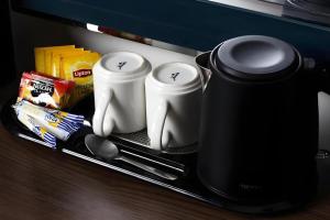 een dienblad met twee koffiekopjes en wat eten bij ALAZMI HOTEL in Dubai +37 foto's