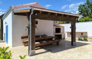 een paviljoen met een bankje voor een gebouw bij Stunning Home In Biorine With Wifi in Biorine