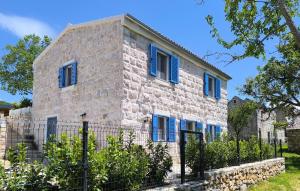 een oud stenen huis met blauwe luiken bij Stunning Home In Biorine With Wifi in Biorine