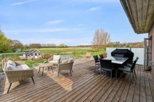 Rõdu või terrass majutusasutuses Sea And Meadow Views Space And Calm