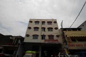un edificio alto con ventanas en la parte superior en Hotel Maya Deluxe, en Hyderabad