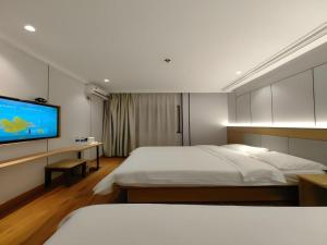 Ένα ή περισσότερα κρεβάτια σε δωμάτιο στο GreenTree Inn Shanghai Hongqiao Hub Convention Center Jinghua Road Shell Hotel