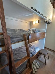 苫小牧市にあるPeter's House R36 - Vacation STAY 25212vの小さな部屋(椅子付)の二段ベッド1台分です。