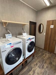 苫小牧市にあるPeter's House R36 - Vacation STAY 25212vの洗濯機と乾燥機を備えたランドリールーム +28枚の写真