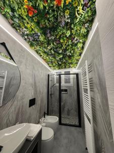 a bathroom with a ceiling with flowers on it at City Garden in Rovigo +34 photos