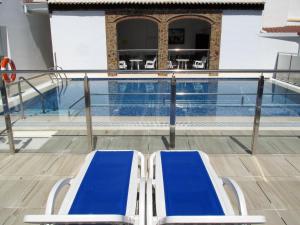 Basen w obiekcie Apartamentos Trinidad lub w pobliżu