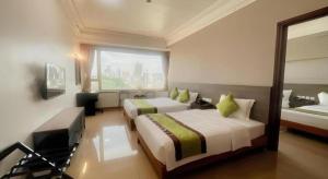 Una cama o camas en una habitación de Grand Harbour Hotel