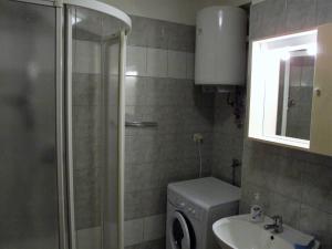 een badkamer met een wasmachine en een wastafel bij Apartment Ivana in Split