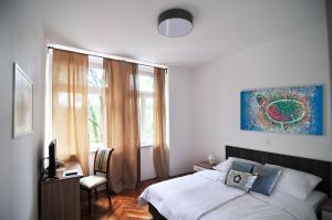 um quarto com uma cama e um quadro na parede em Hotel Villa Laurel em Lovran