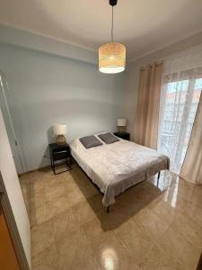 a bedroom with a bed and a large window at O forse il mare apartamento in Marina di Strongoli