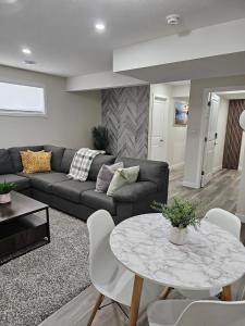 Fotografie z fotogalerie ubytování Stylish, Fully furnished Brand-New suite v destinaci Regina
