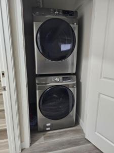 Fotografie z fotogalerie ubytování Stylish, Fully furnished Brand-New suite v destinaci Regina