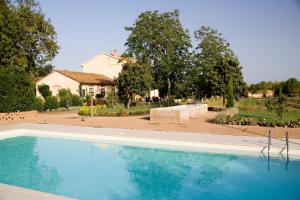 a large swimming pool in front of a house at La Pulledraia Del Podere Montegrappa in Alberese
